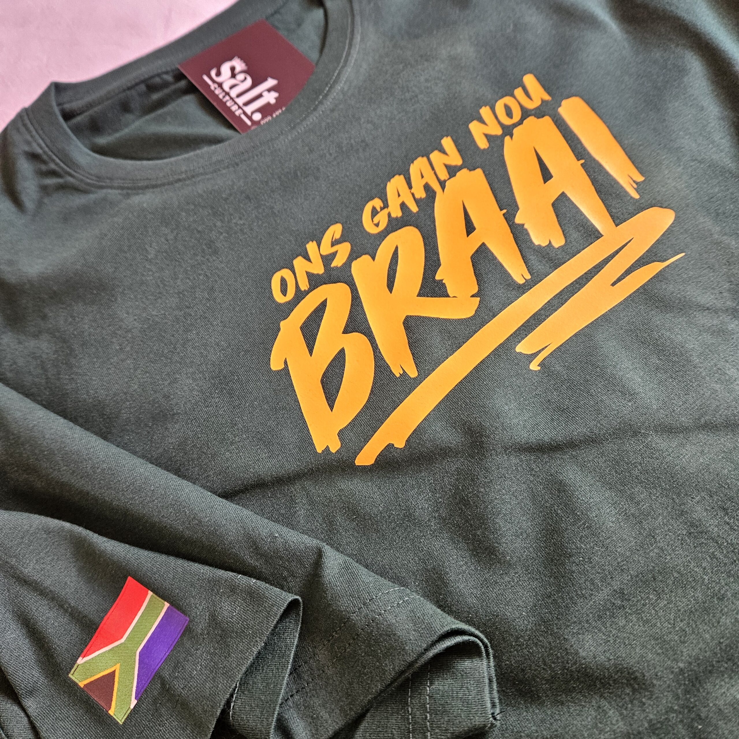 Ons gaan nou braai SA Green Mens T-Shirt - Image 2